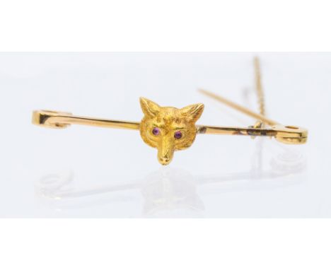 Hunting interest- an early 20th century 15ct gold bar brooch, comprising a bar overlaid with a modeled fox head set with ruby