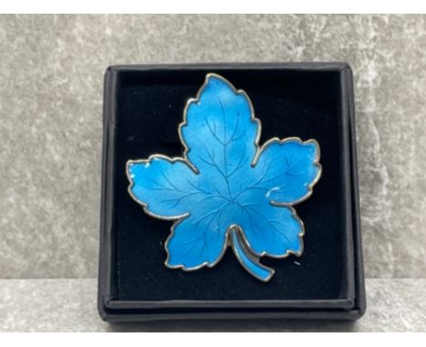 LOVELY DENMARK STERLING SILVER MEKA ENAMEL MAPLE LEAF BROOCH 40MM BRIGHT BLUE