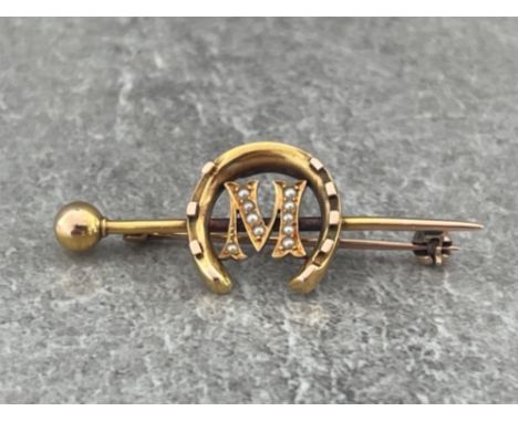 9CT GOLD HORSESHOE PEARL SET INITIAL M BAR BROOCH 3.2G