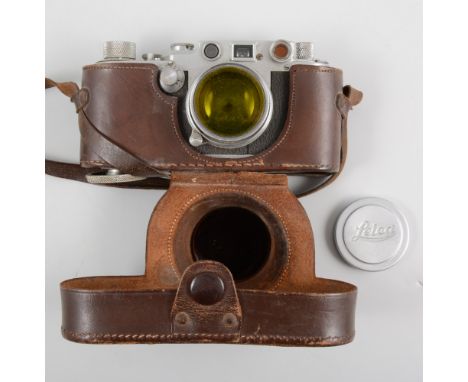 Leica IIIc Rangefinder camera, with leather case and guide, along with a quantity of vintage cameras and equipment. 