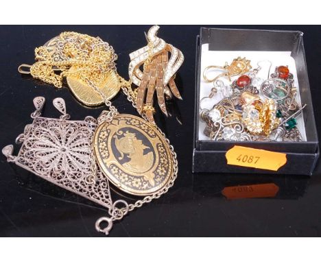 Assorted costume jewellery, largely being ear studs, filigree worked pendant, gilt metal chains etc 