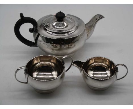 A George V silver bachelors three-piece tea service, of squat circular form, 22.7oz