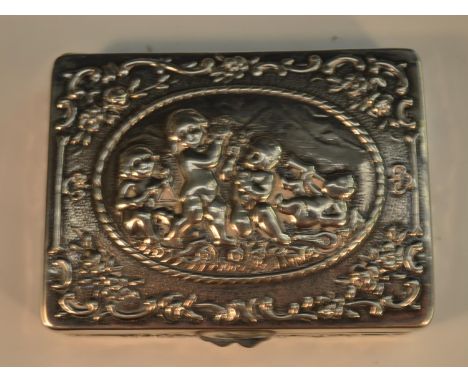 A French silver rounded rectangular snuff box, hinged cover chased with frolicing putti, 7.5cm wide, c.1900