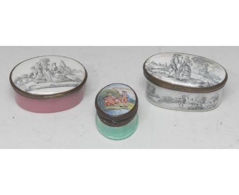 A George III Birmingham enamel oval snuff box, the hinged cover printed in monochrome with a gentleman serenading a lady with