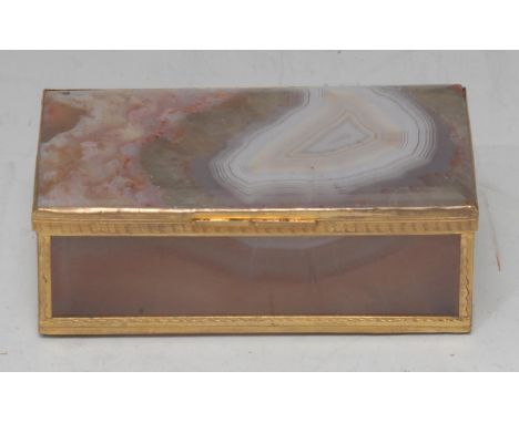 An early 19th century French yellow metal-mounted agate rectangular table-top snuff box, quite plain, milled mounts, 9cm wide