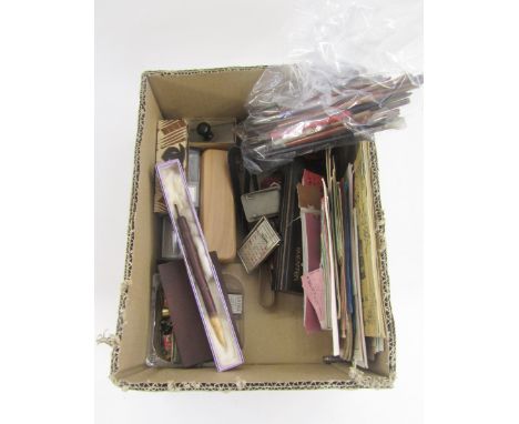 Sheaffer fountain pen and propelling pencil&nbsp;in black and gold trellis design, cased, quantity of vintage fountain pen ni