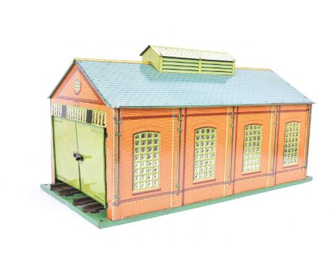 Hornby 0 Gauge No 2 Engine Shed, with yellow ridge tiles, no chimneys/vents, green base, clockwork track, VG-E a few scratche