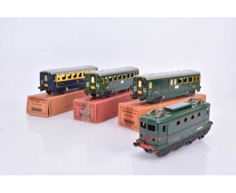French Trains  Hornby 0 Gauge 3-Rail Locomotive and bogie Coaches, unboxed SNCF green BB-8052 electric Pantograph Locomotive 