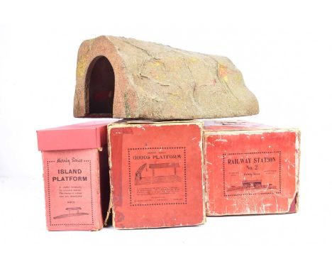 Hornby 0 Gauge No 2 Station Island Platform Goods Platform and Tunnel Station with two opening doors, cream platform and Wind