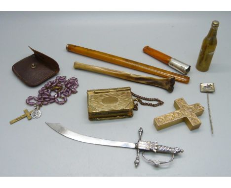 Assorted vintage items including cheroot holders, brass vesta/stamp holder, rosary, an American novelty lighter, etc. 