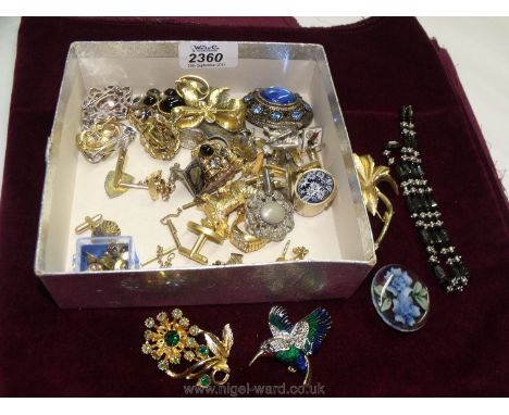 Miscellaneous costume jewelry including brooches, cufflinks, etc