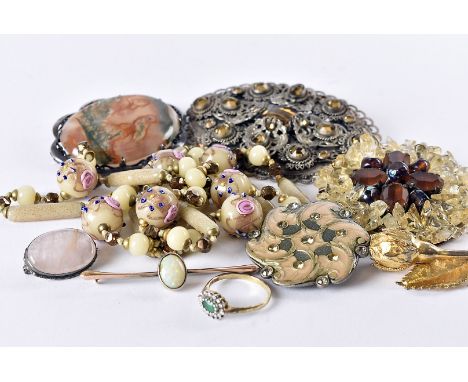 Nine items of jewellery, including a 9ct gold and opal brooch, a silver and agate brooch, a modern silver gilt and gem set ri