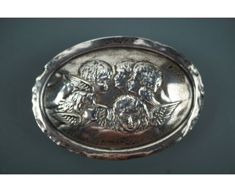 An Edwardian silver trinket box, of oval section, decorated in depiction cherubs, Synyer &amp; Beddoes, Birmingham, 1902, 8 c