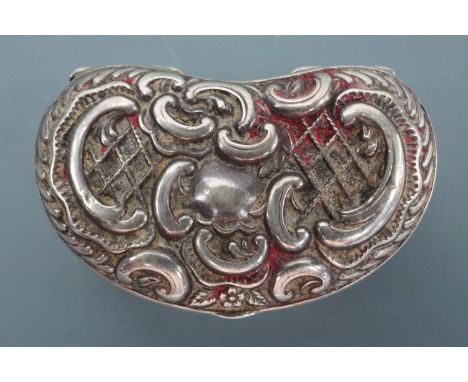 An Edwardian silver pill or snuff box, kidney-shaped, its lid decorated in a Rococo scroll and lattice pattern, 4 cm x 2.5 cm