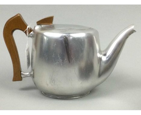 PICQUOT WARE TEA SERVICE,with tray (5)