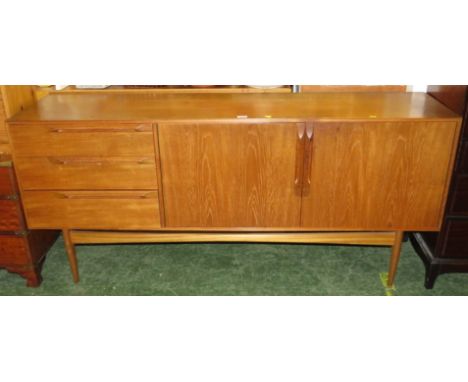 VINTAGE MCINTOSH FURNITURE TEAK SIDEBOARD WITH THREE DRAWERS AND TWO CUPBOARD DOORS. (AF)