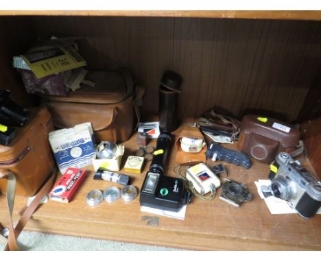 A FRANKA SUPER FRANKETTE FILM CAMERA WITH CASE TOGETHER WITH A SELECTION OF VINTAGE CAMERA PARTS, VIEW MASTER SLIDE VIEWER AN