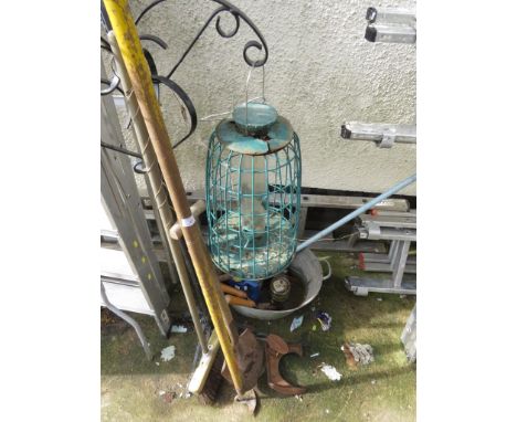 A SMALL SELECTION OF GARDENING HAND TOOLS , SHOVEL , METAL BASIN , BIRD FEEDER WITH STAND, SHOVEL, HOE AND LAST