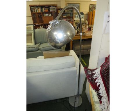 FLOOR STANDING LAMP IN A CHROME FINISH WITH ROTATING SHADE