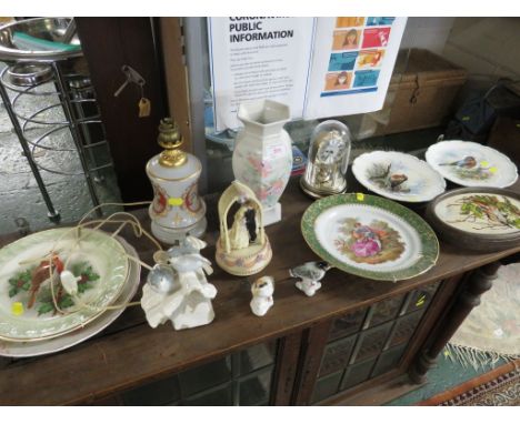 DECORATIVE WARE INCLUDING GLASS TABLE LAMP BASE, CHINA DISPLAY PLATES AND OTHER ITEMS (NEEDS RE-WIRING)