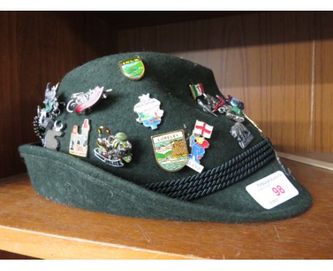 VINTAGE FELT HAT WITH COLLECTION OF PIN BADGES.