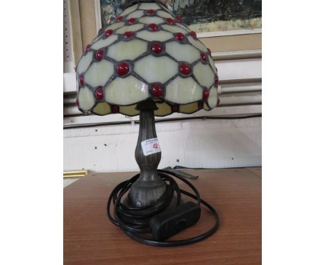 MODERN TIFFANY STYLE TABLE LAMP.