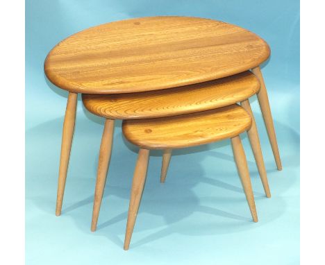 An Ercol nest of three light elm and beech 'Pebble' tables, largest 64cm wide, 41cm high.