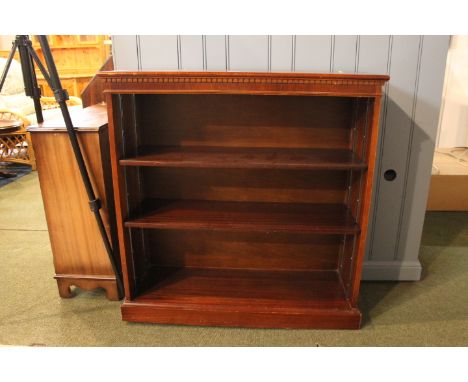 Mahogany three shelf bookcase 