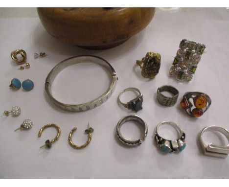 A contemporary silver and amber ring, three other rings, together with a small amount of costume jewellery 