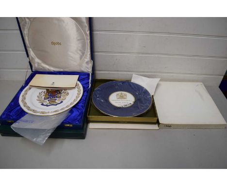 MIXED LOT OF COLLECTORS PLATES TO INCLUDE CASED SPODE ROYAL ARTILLERY PLATE, CROWN STAFFORDSHIRE QUEEN ELIZABETH SILVER JUBIL