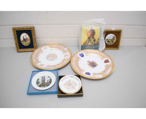 MIXED LOT TO INCLUDE SPODE ST EDWARD PLATE, SPODE WESTMINSTER ABBEY PLATE, SMALL CERAMIC WALL PLAQUES, PIN DISHES ETC