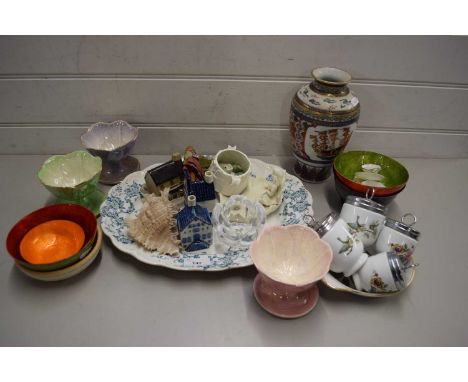 MIXED LOT TO INCLUDE MAYLING LUSTRE FINISH BOWLS, MODERN JAPANESE VASE, ROYAL WORCESTER EGG CODDLERS, SMALL MEAT PLATE, MINIA