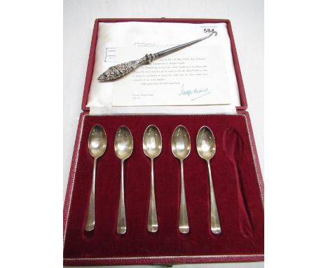 ER.II cased set of British hallmarks silver tea spoons (one missing), and a button hook with silver handle 