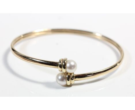 A 9ct gold and cultured pearl twist bangle, 63 x 48mm, 6.7gm 