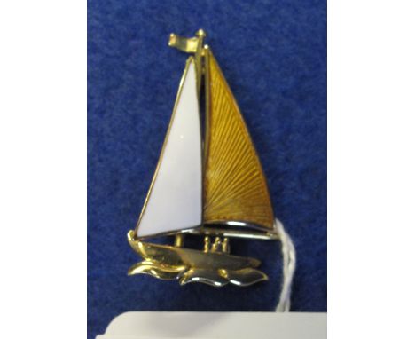 18ct gold, enamel sailing boat brooch in box.(B.P. 24% incl. VAT)   CONDITION REPORT:  7.8 grams.