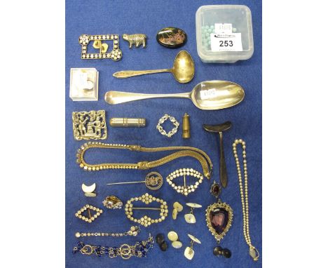 Bag of assorted items to include: antique silver spoon with rubbed armorial; bar brooches; belt buckle; baby pusher; necklace