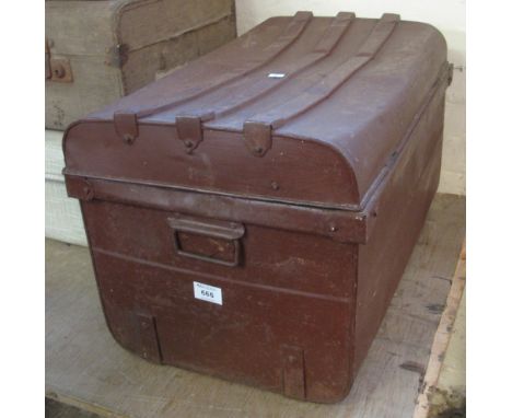 Vintage tin trunk.(B.P. 24% incl. VAT)