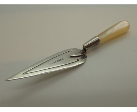 Miniature silver trowel with mother of pearl handle L: 7 cm