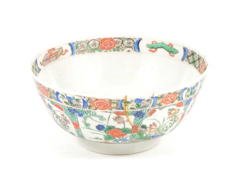 Chinese porcelain scholar's bowl, Kangxi period, famille verte decoration with a large floral vase to the interior, floral pa