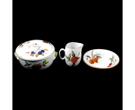 Quantity of Worcester Evesham tablewares, dinner service, breakfast set, teaware covered tureens, etc,Qty: 2 boxes