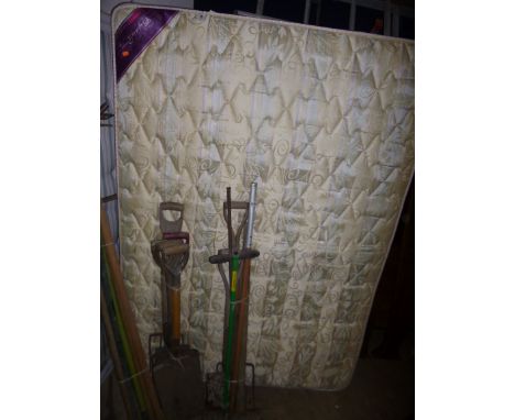A QUANTITY OF VINTAGE GARDEN TOOLS