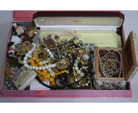 A TRAY OF MIXED COSTUME JEWELLERY AND MISCELLANEOUS ITEMS, to include trinket boxes, beads, etc