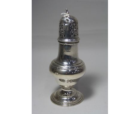 A SILVER SUGAR CASTER, of baluster form, on stepped circular base, approximately 6 ozt, 20.5cm high, Chester 1909, (finial a/