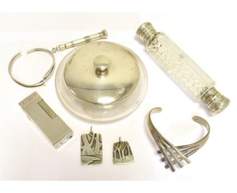 A MISCELLANEOUS COLLECTION OF JEWELLERY AND TRINKETS  to include silver and metal to include an engraved Dunhill lighter, sil