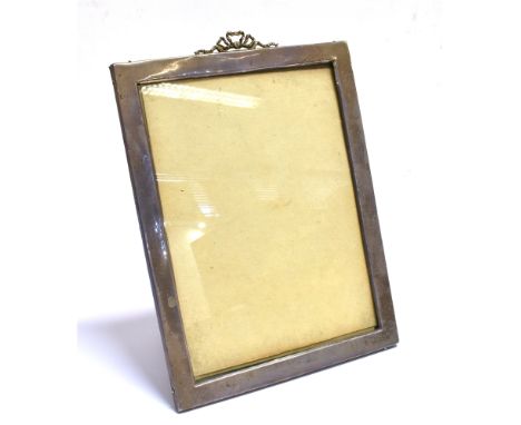 ANTIQUE SILVER MOUNTED PICTURE FRAME  Approx 24.0 x 18cm rectangular silver mounted picture frame, surmounted by a Sevigne bo