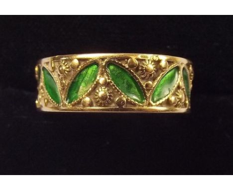 A gold and green enamel ring decorated leaves, unmarked 3g
