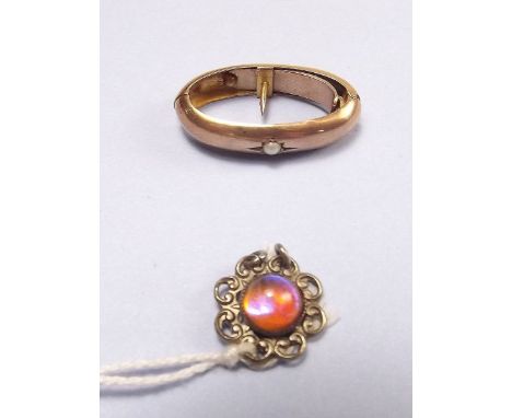 An Edwardian 9 carat gold scarf pin set pearl and a fire opal link 