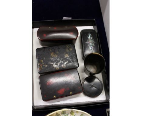 Papier mache snuff boxes, a small horn cup and a turned wood box and cover.