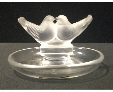 A Lalique glass Love Birds trinket dish, 10cm diameter. 