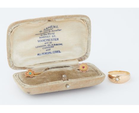 An 18ct yellow gold ring set with a small round rose cut diamond, approx. 0.06 carats, 4.75gm, size P and two gold stick pins